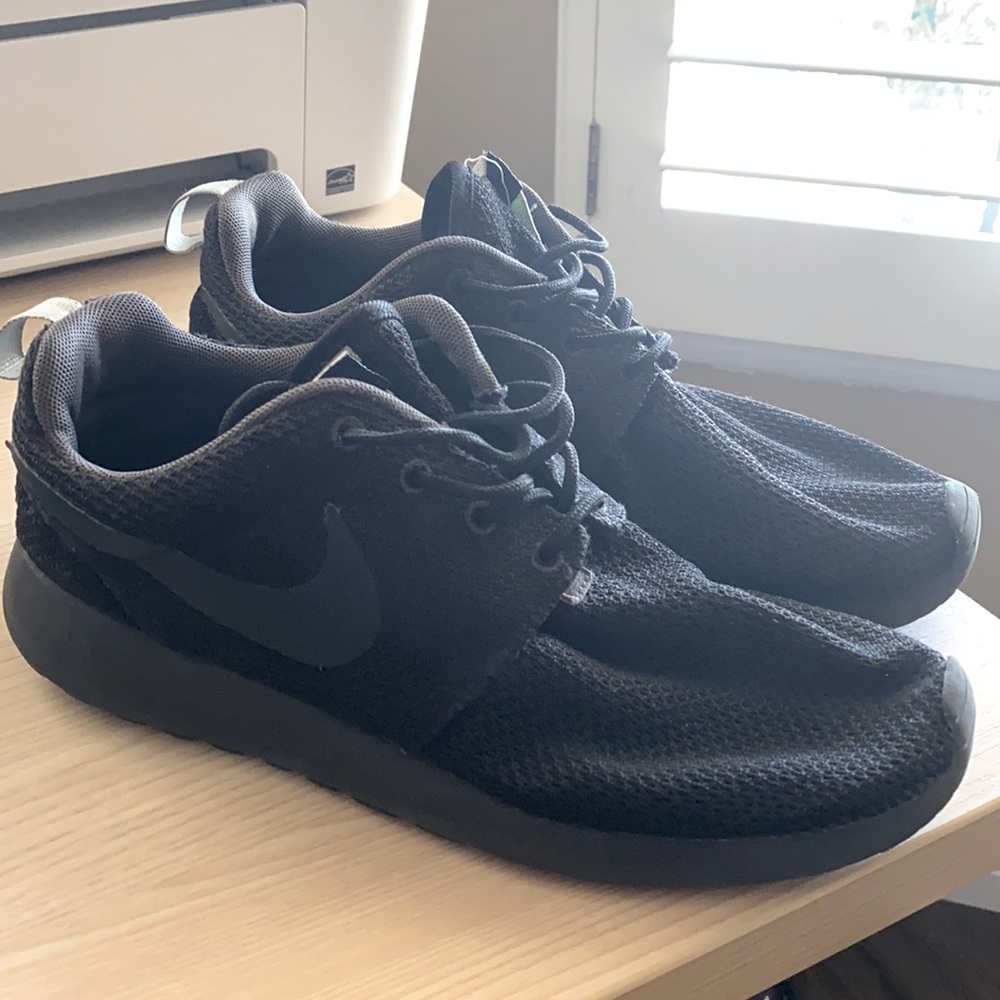 All Black Nike Roshe’s